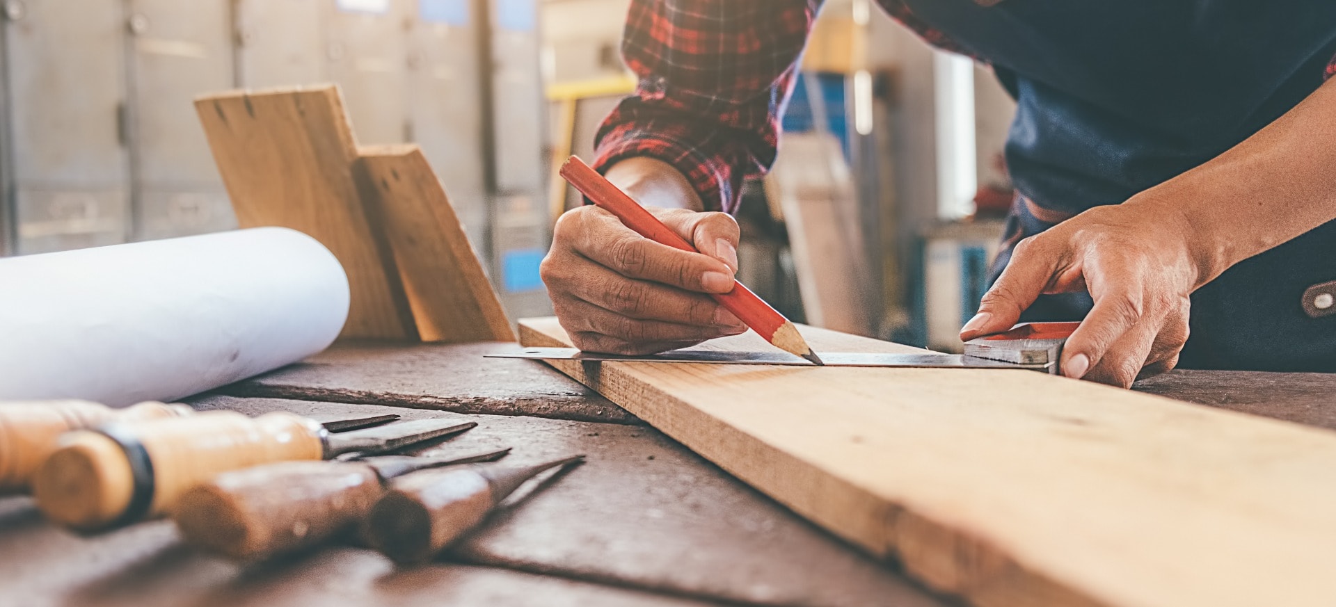 Hnadwerker arbeitet an Holz